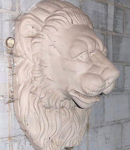 rzeżba kamienna głowa lwa